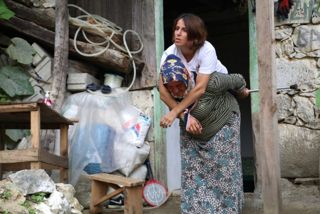 600 Metrelik Yolu Annesinin Sırtında Gidiyor