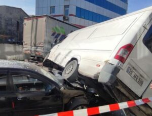 Kamyon, caddede 6 aracı bu türlü biçti! O anlar anbean kamerada