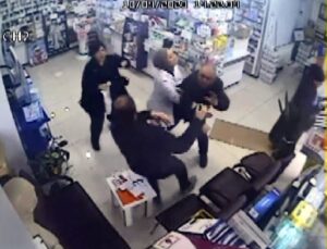 Muadil ilaç veren nöbetçi eczacıyı pazartesi gelip dövdüler