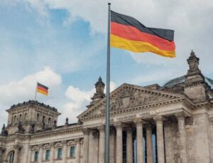Almanya Bu Maddeyi Oyluyor! Turist Vizesiyle Almanya’ya Giden İşe Girebilecek…
