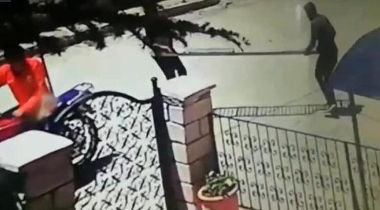 Sokaktan mazgal hırsızlığı kamerada
