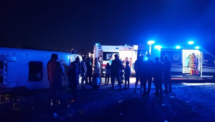 Minibüs ile araba çarpıştı: 14 yaralı