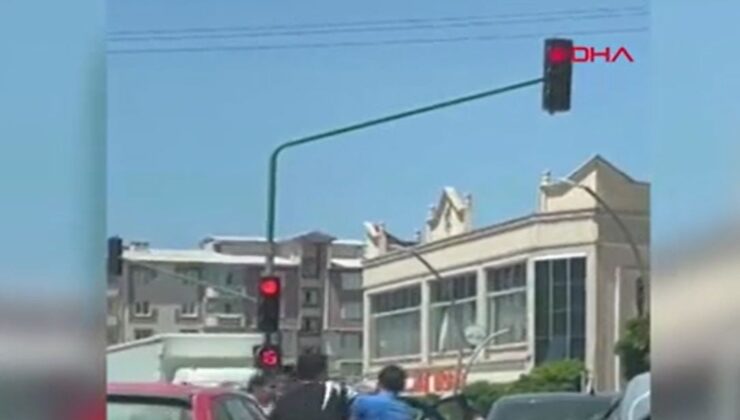 Şoförlerin kırmızı ışıkta ‘yol verme’ hengamesi kamerada