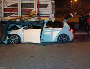 Araba tıra ok üzere saplandı: 2 kişi ağır yaralandı