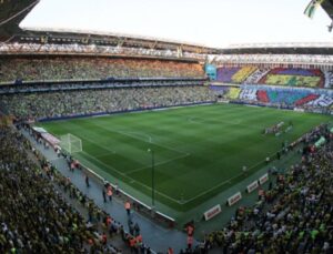 Fenerbahçe’nin statta yapacağı o değişikliğe taraftardan reaksiyon geldi! “Önce orta saha alın”