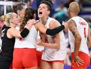 Türkiye-İtalya voleybol maçı saat kaçta? Filenin Sultanları yarı final hangi kanalda?