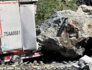 Artvin’de iki TIR heyelanda kayalara çarptı
