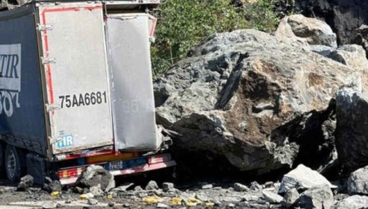 Artvin’de iki TIR heyelanda kayalara çarptı