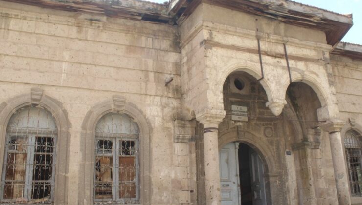 Defineciler, tarihi ilkokulu talan etti!