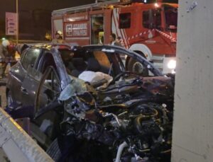 İstanbul’da feci kaza: Araba direğe saplandı!