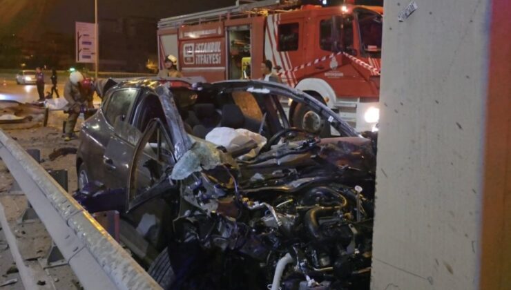 İstanbul’da feci kaza: Araba direğe saplandı!