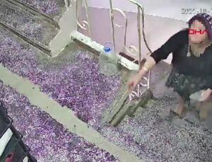 Komşusunun, kapısına çöp attığını taktırdığı kamerayla kaydetti