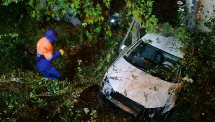 Araba tünel çıkışı 5 metre yükseklikten düştü