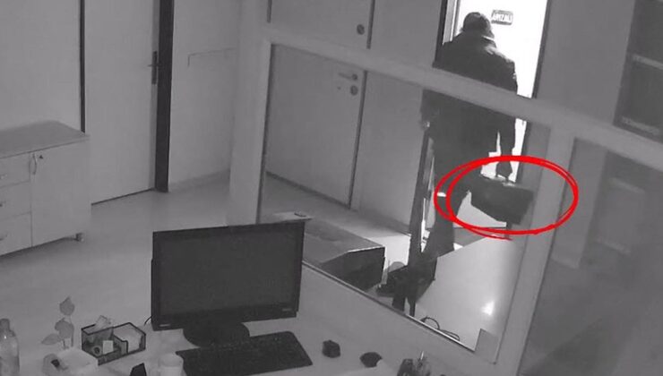 Çaldığı kasayı açmak için alet kutusunu da aldı. O anlar kameraya yansıdı