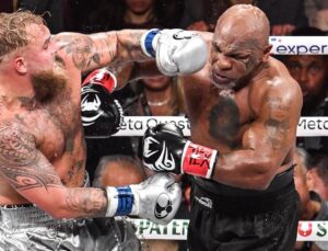 Jake Paul Mike Tyson’ın önünde eğildi. O anlar viral oldu