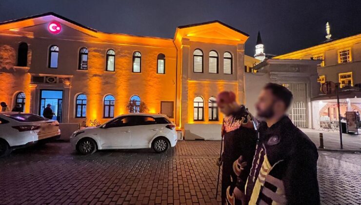 Köprüde şeytan kostümlüyle koşan şahıs yakalandı