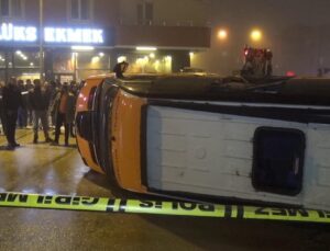 Kavşaktaki feci çarpışmada yolcu otobüsü devrildi: 2 yaralı