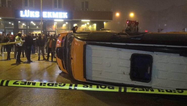 Kavşaktaki feci çarpışmada yolcu otobüsü devrildi: 2 yaralı