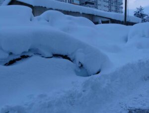 Bitlis kar altında kaldı: Konutlar, araçlar ve tabelalar görünmez hale geldi!