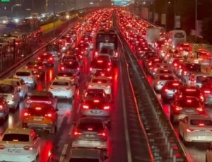 İstanbul’da bayram gecesi sıkıntısı: Trafik kilitlendi