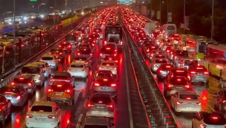 İstanbul’da bayram gecesi sıkıntısı: Trafik kilitlendi