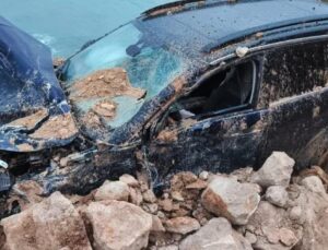 Seyir halindeki şoför dağdan kopan kayaların altında kaldı