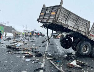 Van’da arabayla TIR çarpıştı: Tıpkı aileden 2 kişi öldü!
