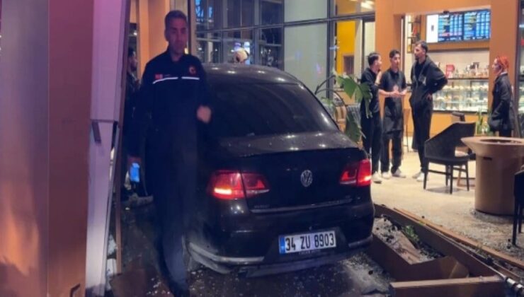 Bakırköy’de yoldan çıkan araba kafeye girdi: 6 yaralı