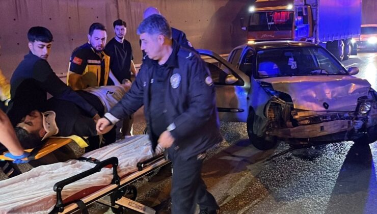 Bariyerlere çarpan 19 yaşındaki genç yaralandı