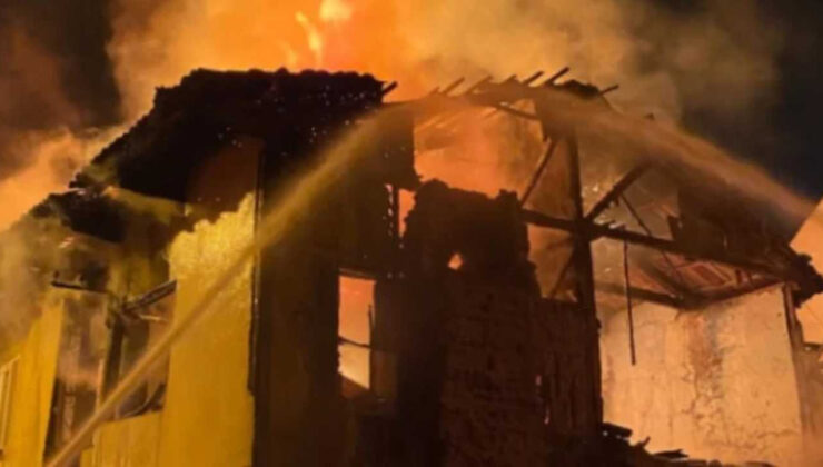 Bursa’da 2 katlı metruk konut alevler içinde kaldı