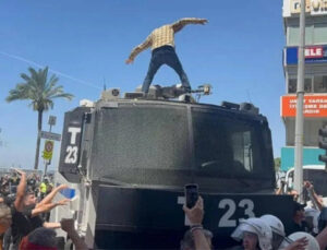 Özgür Özel’in İzmir mitinginde TOMA’ya çıkan öğretmen görevden uzaklaştırıldı: Valilik açıkladı