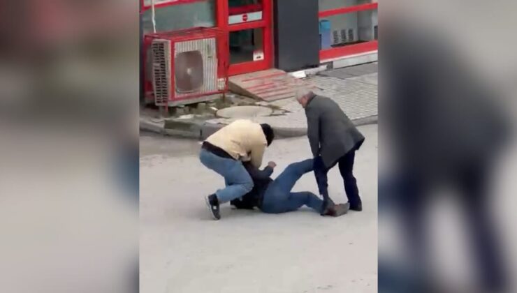 Sokak ortasında yatırdıkları kişiyi darbettiler: Saniye saniye kamerada