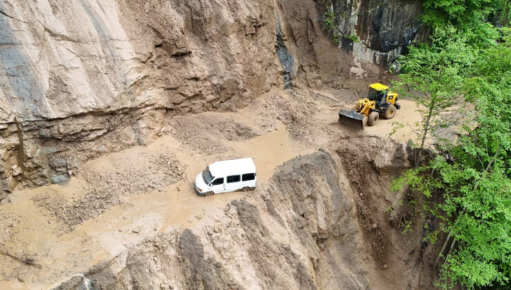Trabzon’da uçurum kenarında hayat savaşı: Heyelanın ortasında kaldılar