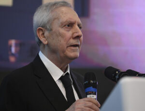 Aziz Yıldırım zıt köşe yaptı: Ekipte tutmak istiyor