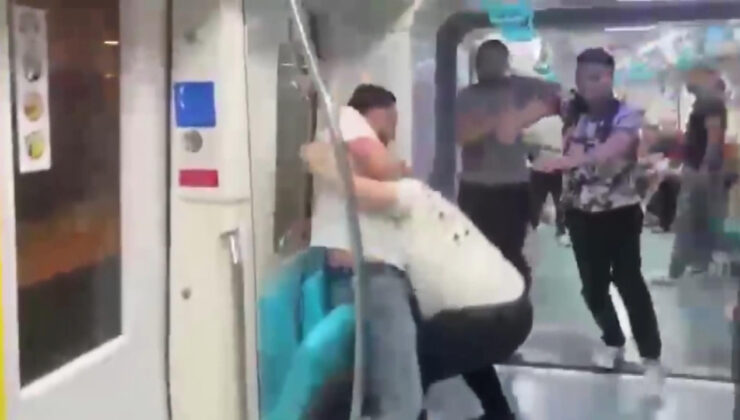 Marmaray’da yumruklu kavga! Güvenliğe saldırdılar, yumruk yiyen paklık vazifelisi tokat attı!