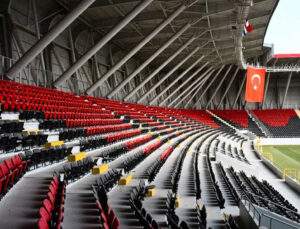 Üstün Lig’e çıkar çıkmaz formasını değiştirdi